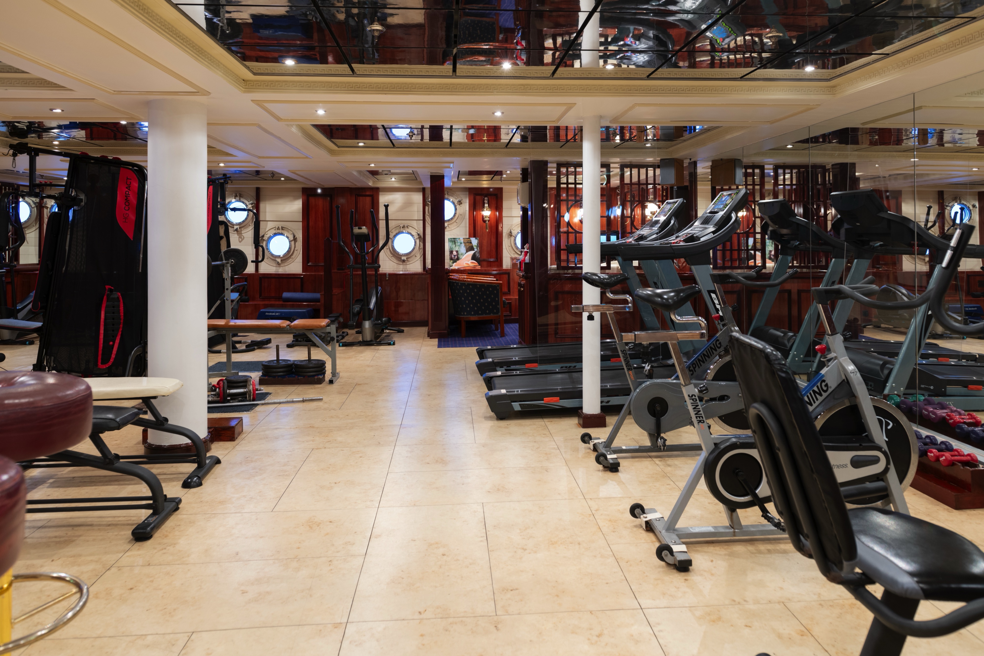 Royal Clipper - Captain Nemo Lounge